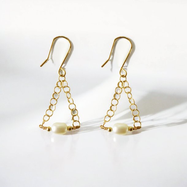 14K Earrings w. White Fresh Waterpearls