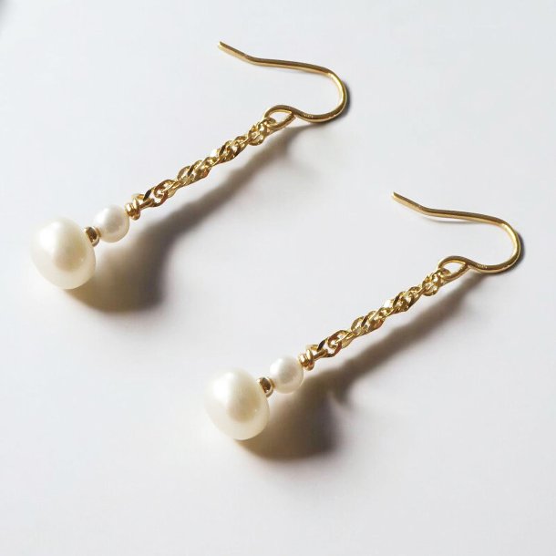 14kt Earrings w.White Fresh Waterpearls