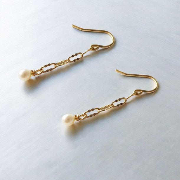 14kt Earrings w. White Fresh Waterpearls