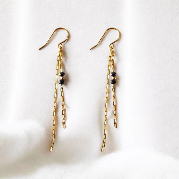 9kt Earrings w. Spinel