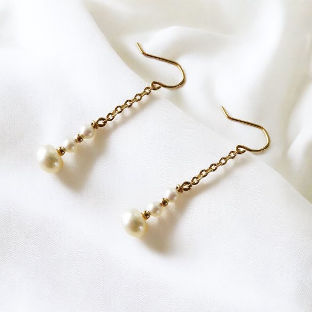 9kt Earrings w.White Fresh Waterpearls