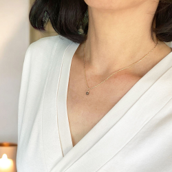 9kt vedhng med facetteret antracitgr diamant